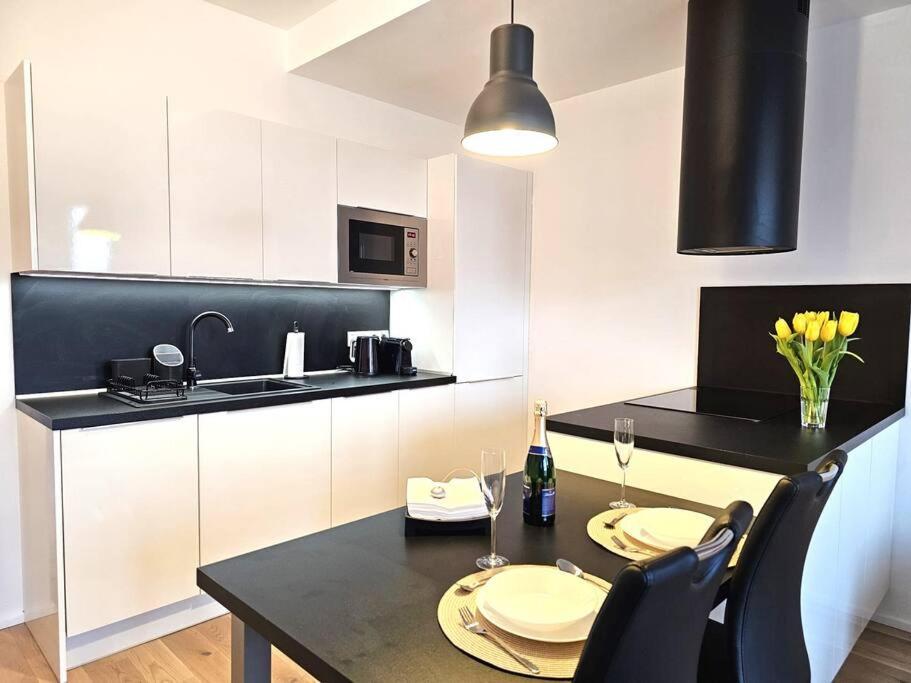 Luxurious Near The Center - Entire Unit *