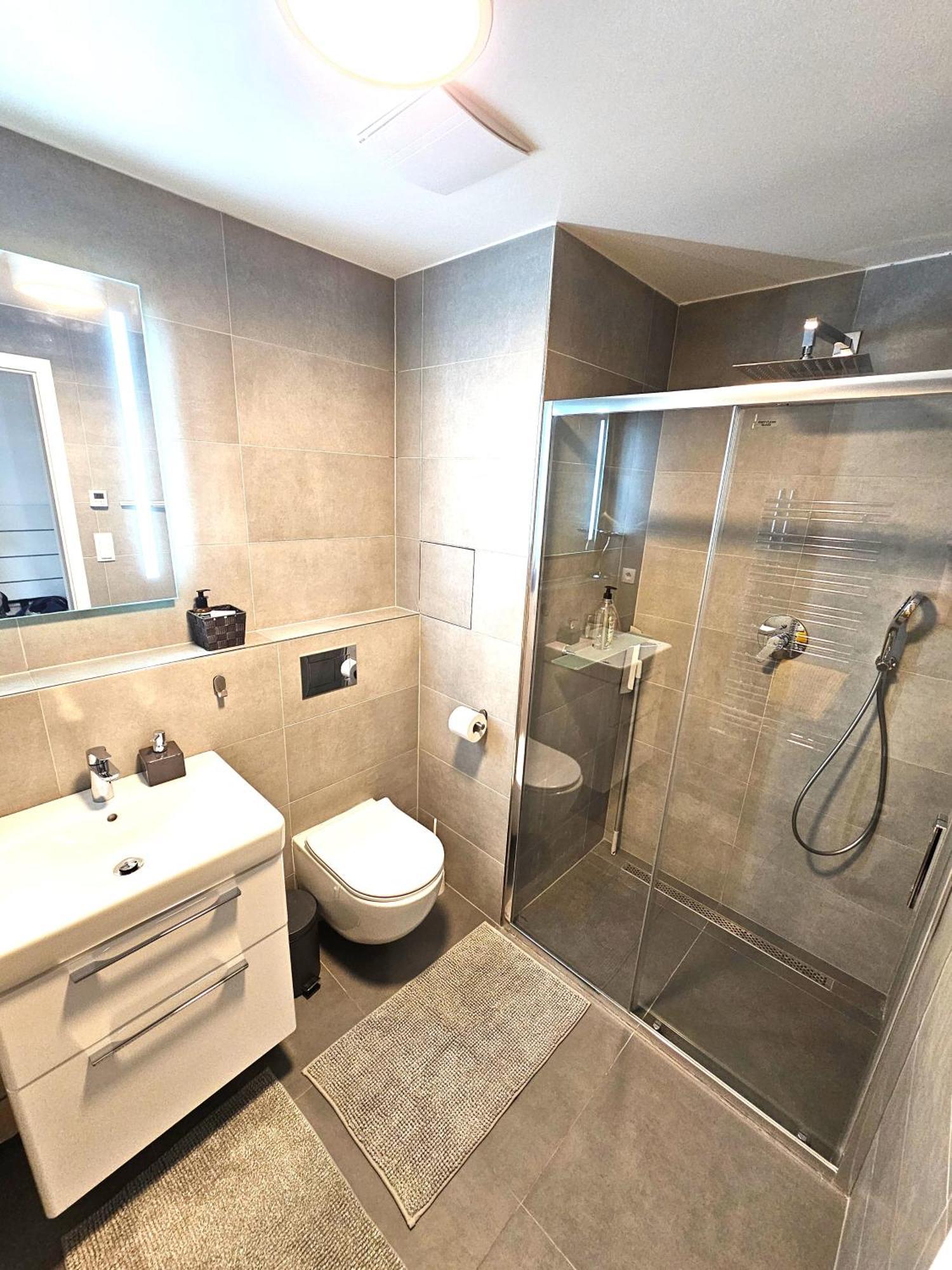 Luxurious Near The Center - Entire Unit *